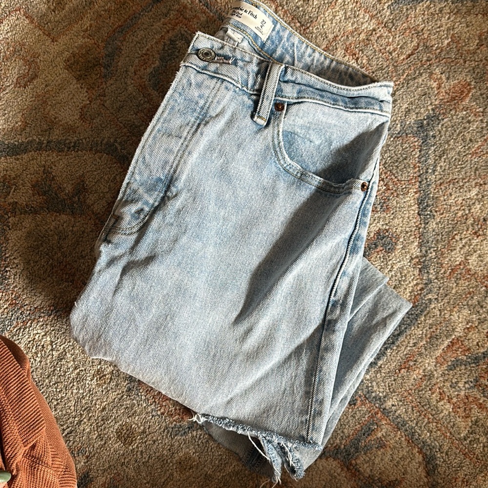 Abercrombie and Fitch, the Dad high-rise curve love with slits on thighs
